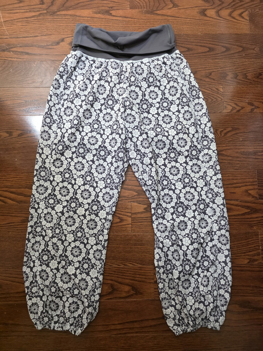 lululemon athletica vintage Lululemon Om Pants in the rare Twiggy Printed Nimbus